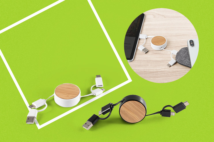 Cabo retrátil 5 em 1 em ABS e bambu. Uma das extremidades é USB-C com adaptador para USB-A